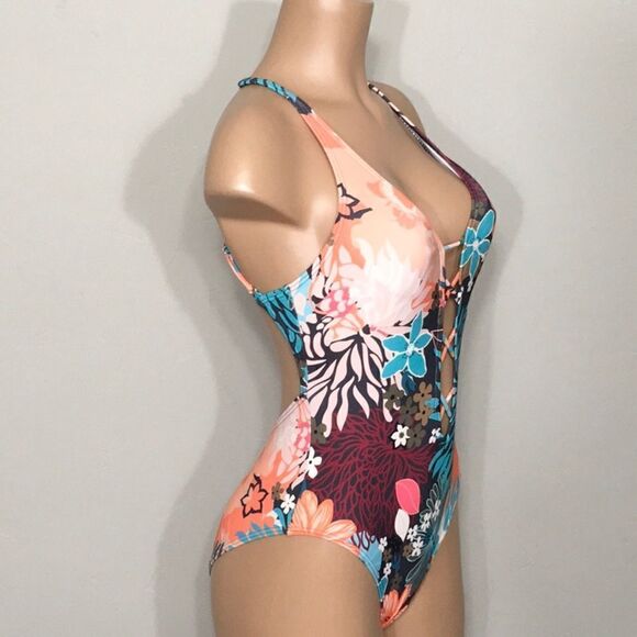 Vince Camuto floral plunge swimsuit. NWT - Picture 6 of 8